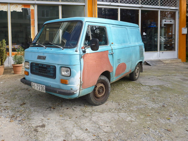 Ein altes Auto unterwegs