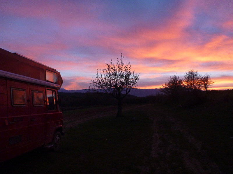 Mit dem Camper bei Sonnenuntergang