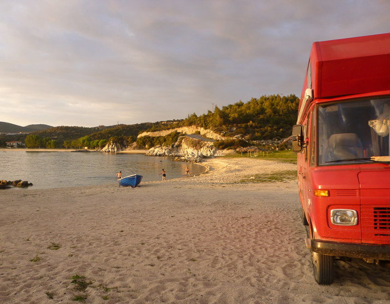 Camper am Strand in Griechenland