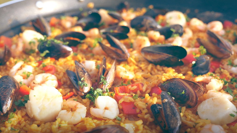 Rezepte: Paella mit Meeresfrüchten vom Campinggrill