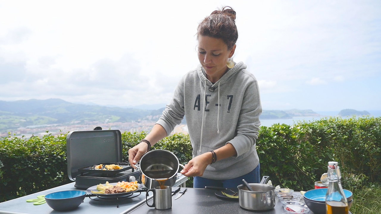 Mexikanisches Frühstück mit Eiern, Bohnen und Zimtkaffee