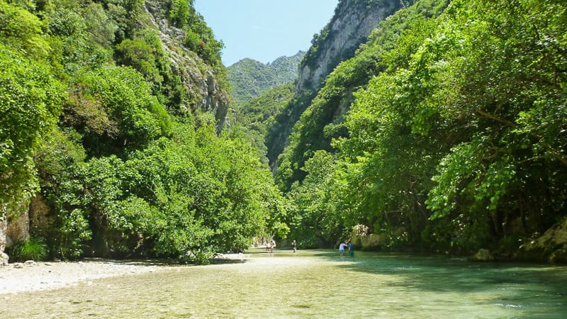 Auf dem Weg auf einer Flusswanderung in Griechenland