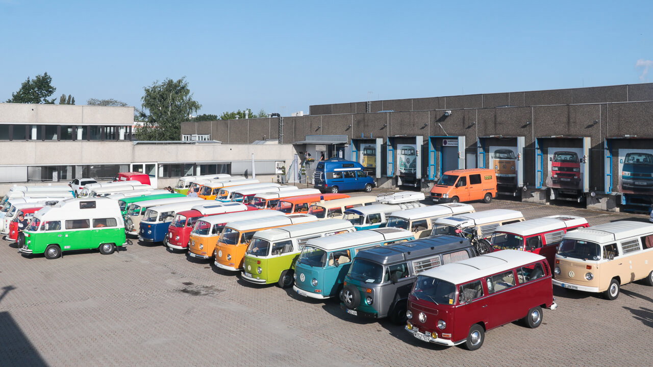 Viele, bunte Bullis auf dem Parkplatz vom Bullimuseum in Hessisch Oldendorf