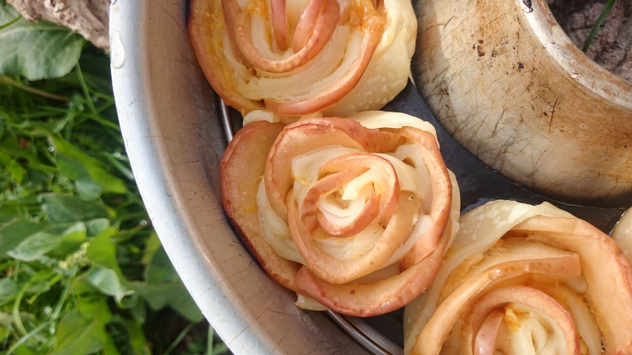 Gebackene Apfelrosen aus dem Omnia Backofen in der Backform