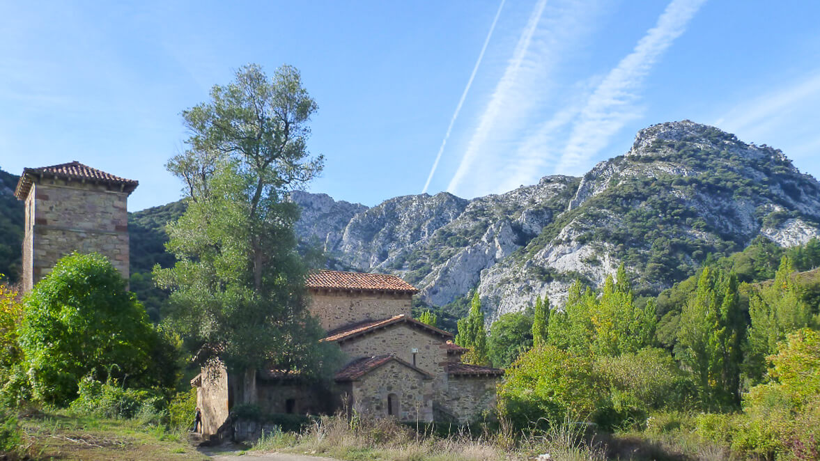 Blick auf die Kirche in Lebena Routen in Nordspanien Baskenland, Navarra und Kantabrien