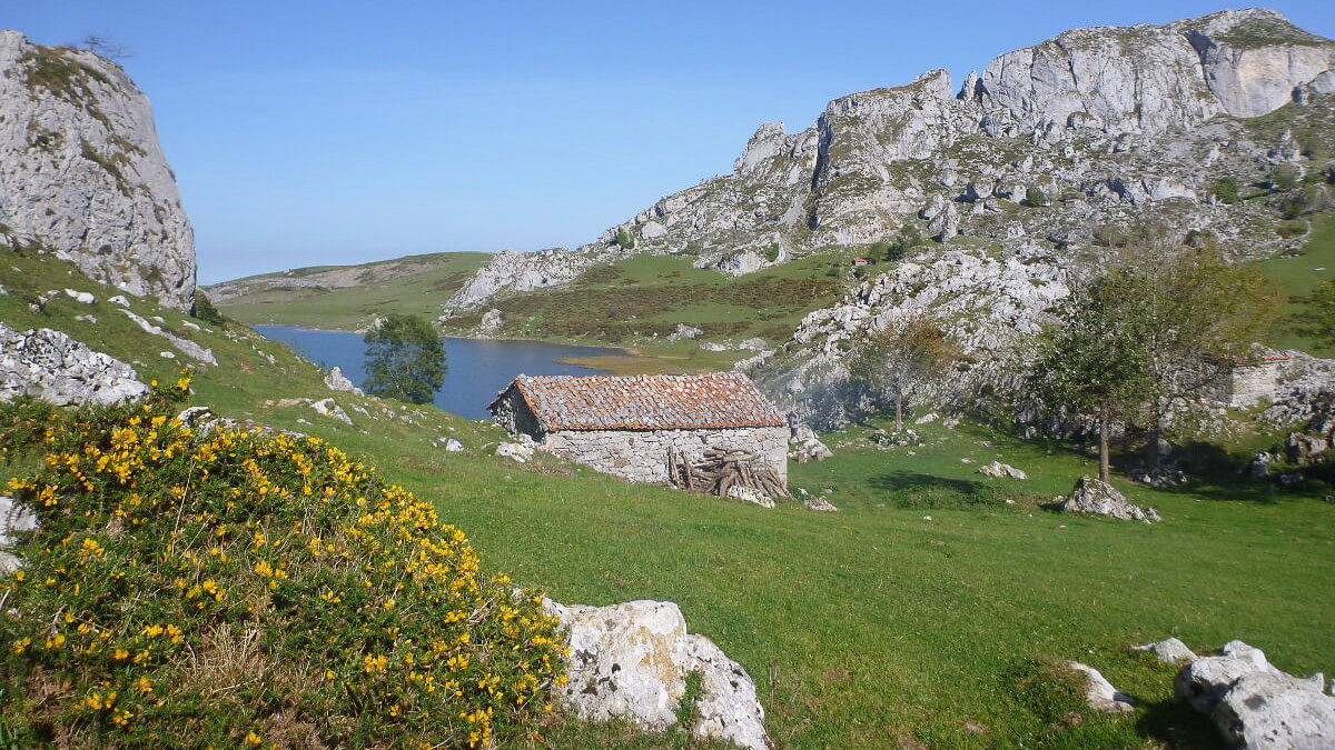 Blick auf den See von Covadonga auf der Route durch Asturien und Galicien