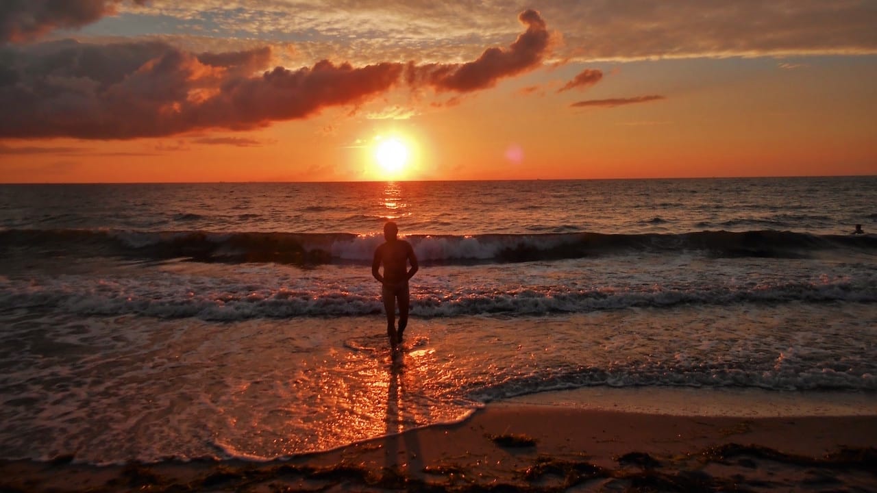 Ein Mann am Strand beim