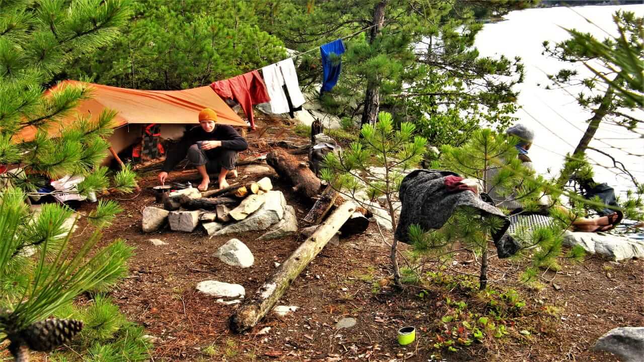 Wilcamping im Schweden mit einem Zelt in der Natur
