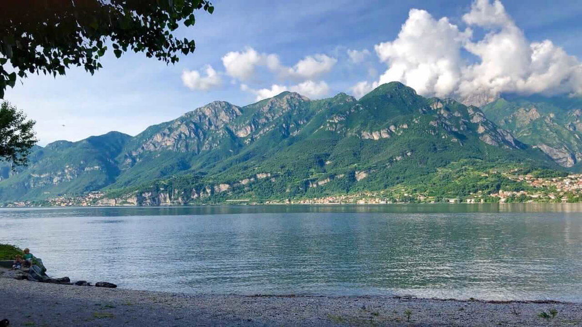 Camping in Italien mit Blick auf einen See