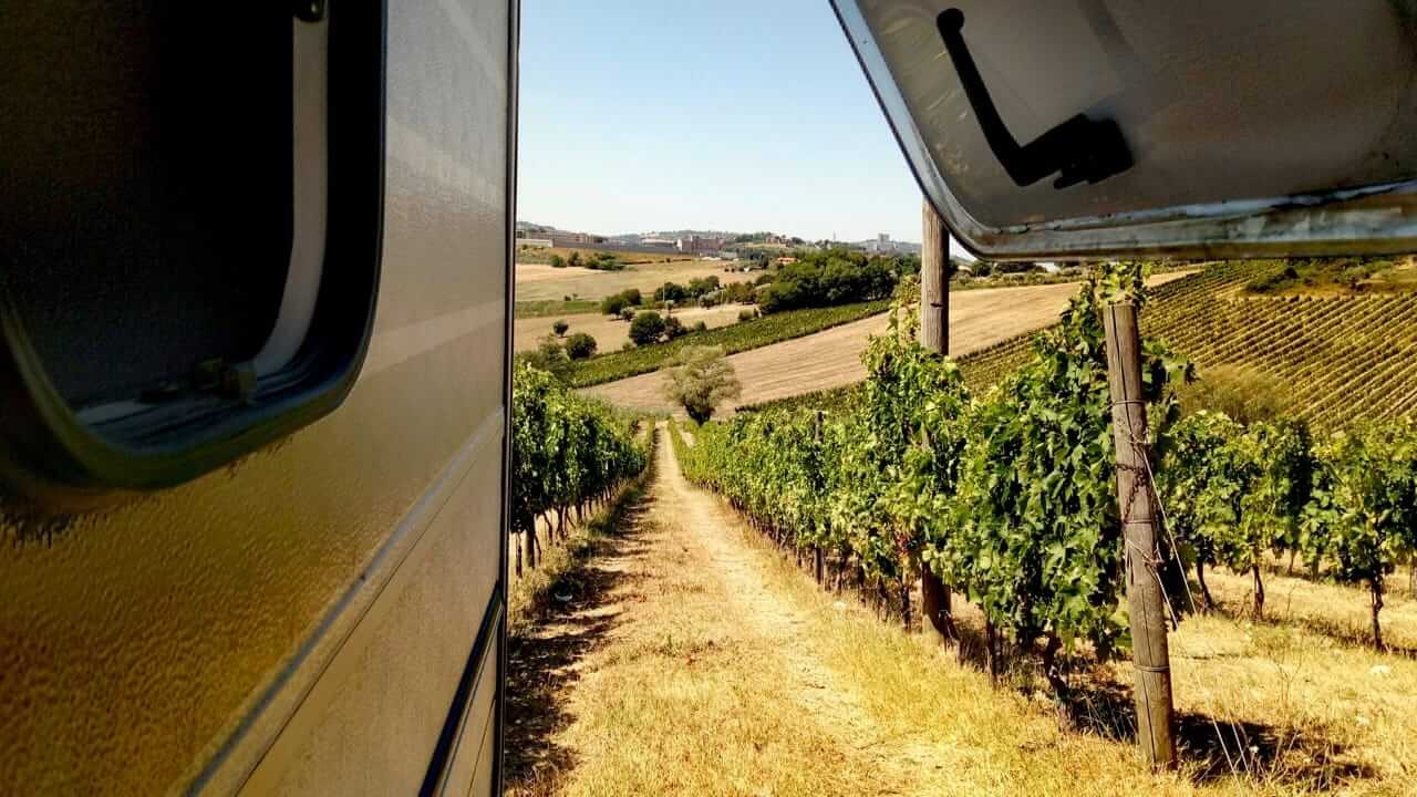 Toller Ausblick aus dem Fenster beim Wildcamping in Italien