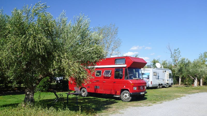 Zwei Wohnmobile beim Camping in Griechenland