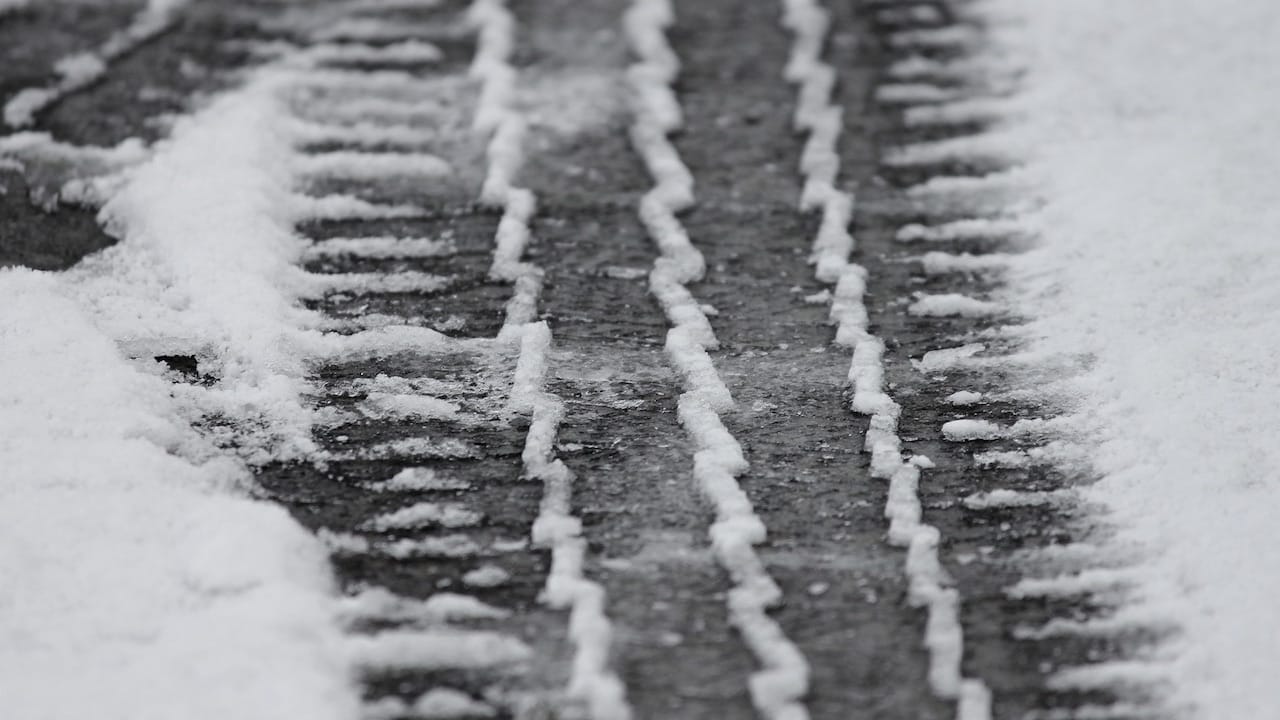 Reifenspuren im Schnee von Winterreifen von Wohnwagen und Wohnmobil
