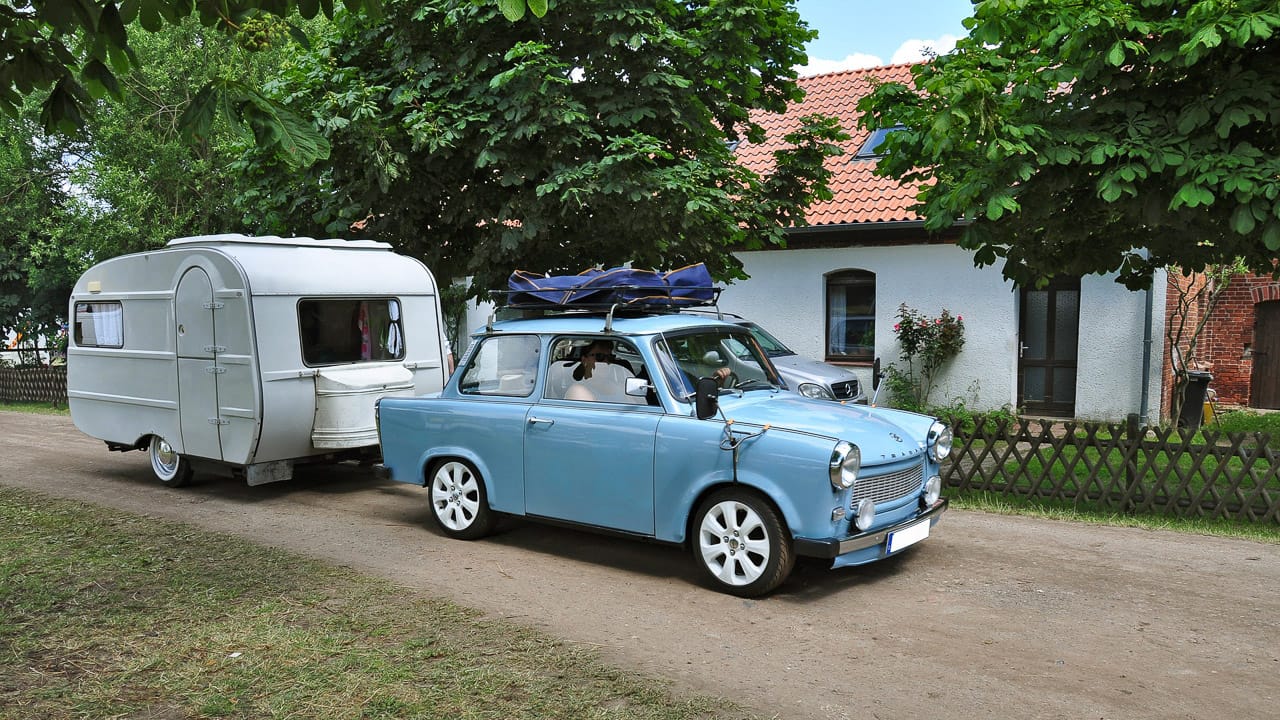 Ein Trabi als Zugfahrzeug fuer Wohnwagen