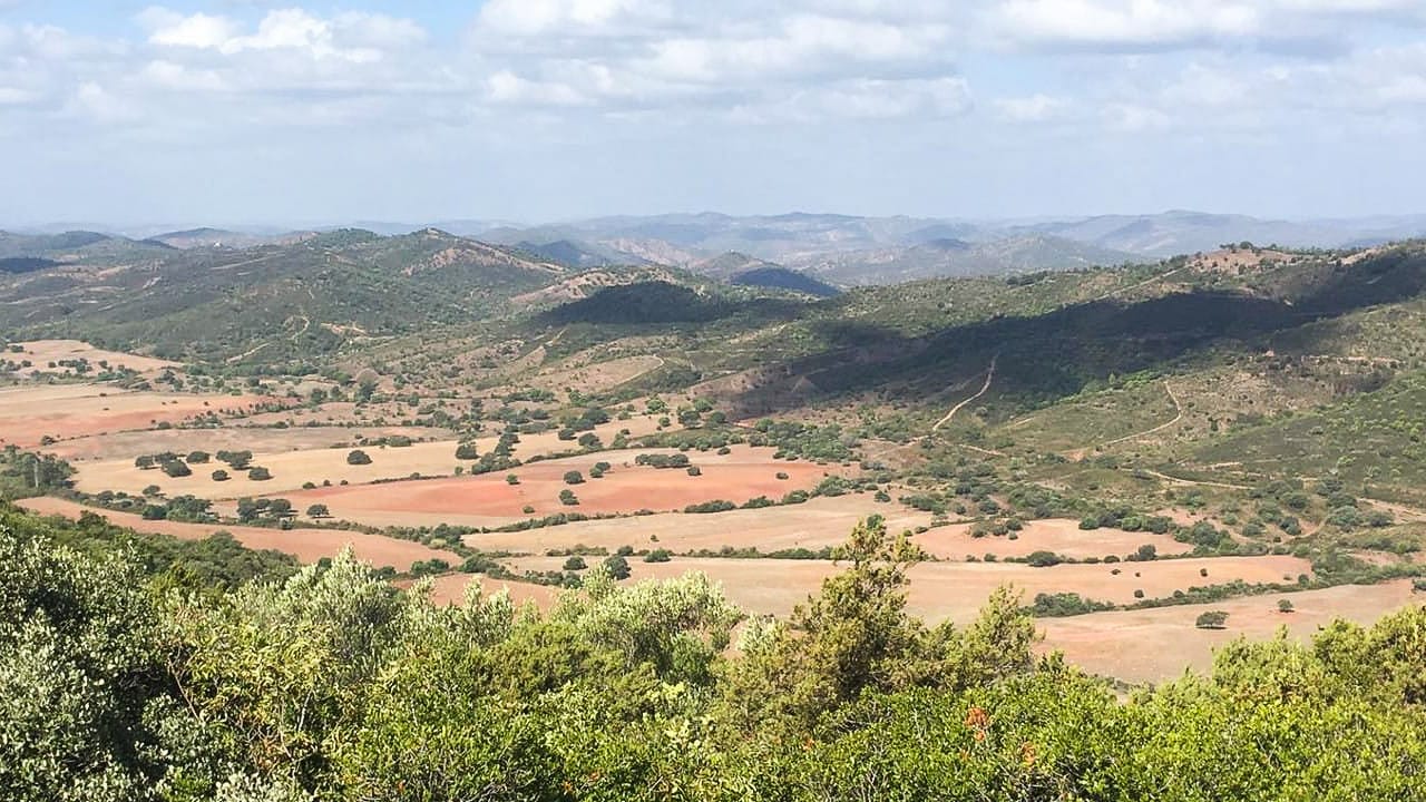 Eine tolle Aussicht auf die Landschaft beim Camping in Portugal