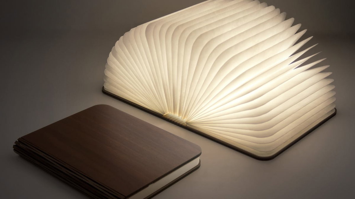 Eine leuchtende Buchlampe als Geschenk fuer Camper (c)Coolstuffde
