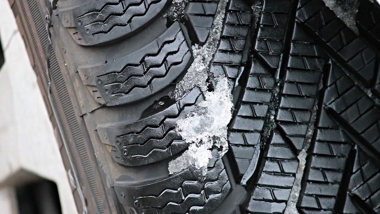 Ein Reifen mit Schneeresten im Profil aber wie sind die Regelungen bei der Winterreifen Pflicht