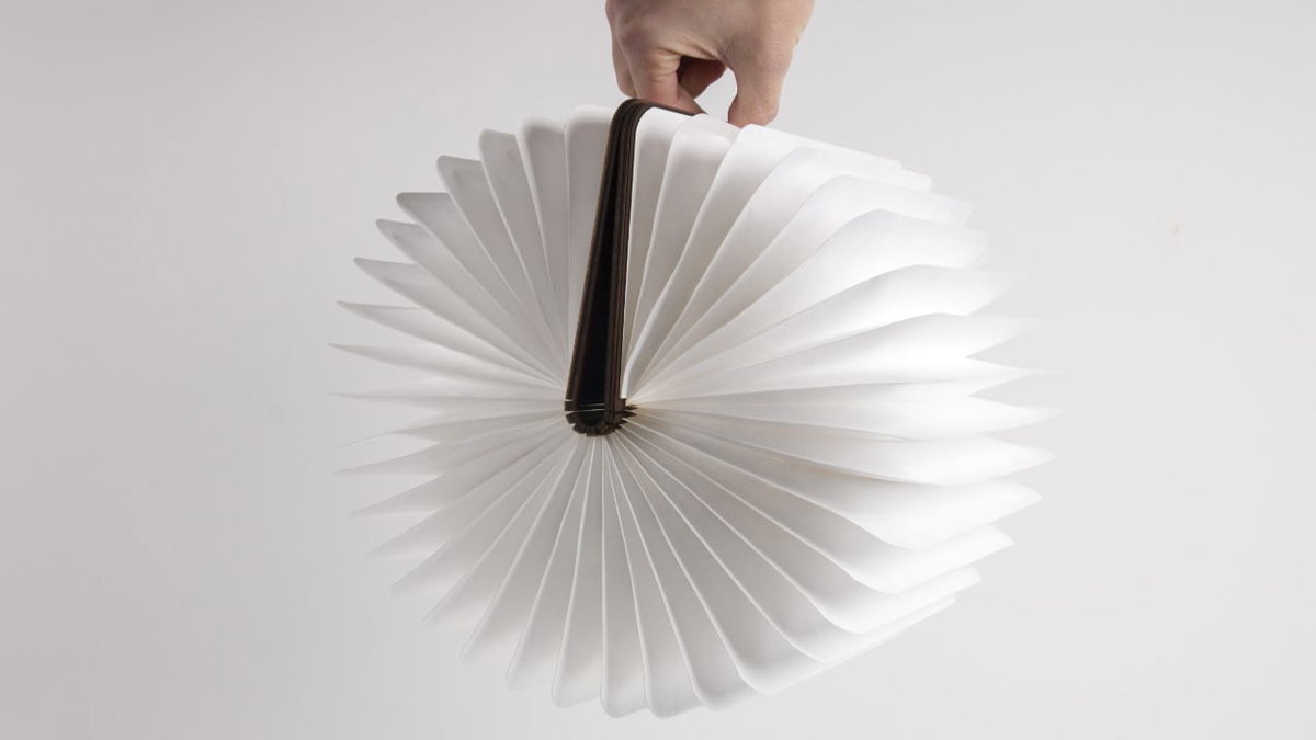 Eine Buchlampe ist eine originelle Geschenkidee fuer Camper (c)Coolstuffde