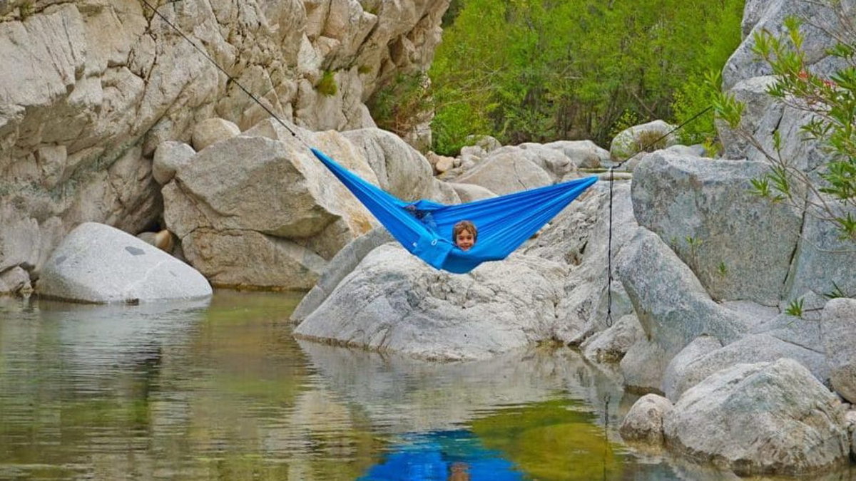 Eine Haengematte fuer den Urlaub ist ein tolles Geschenk fuer Camper (c) Hängemattenglück