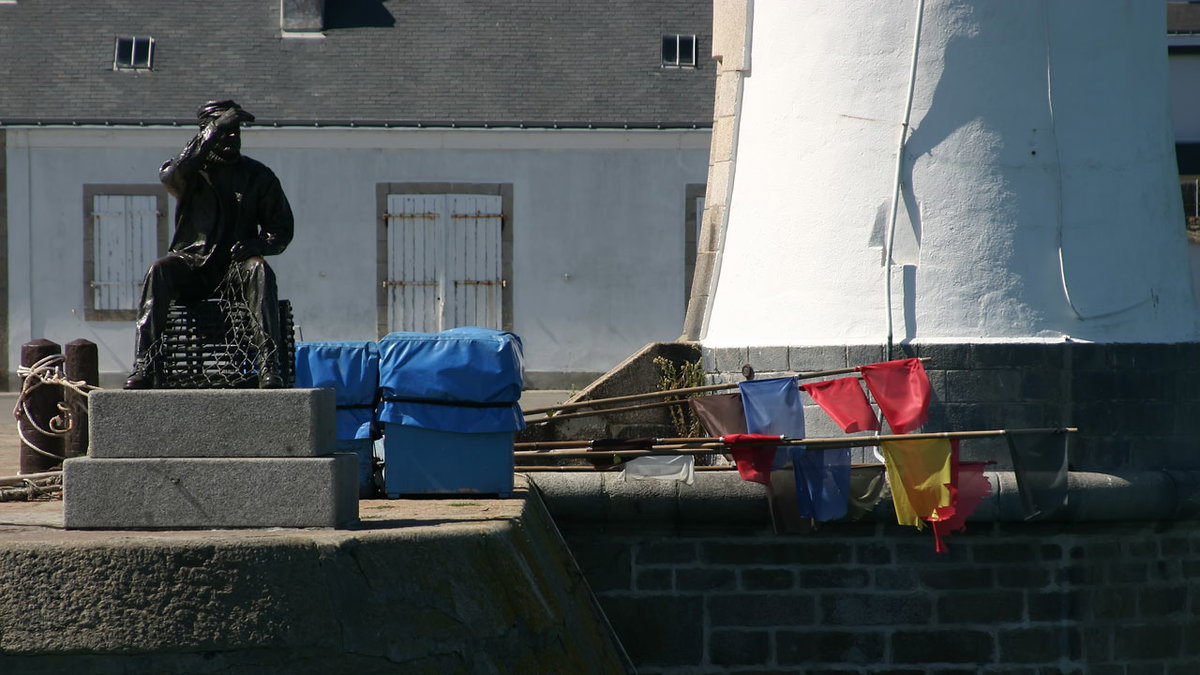Blick auf eine Statue im Hafen von Quiberon in der Bretagne