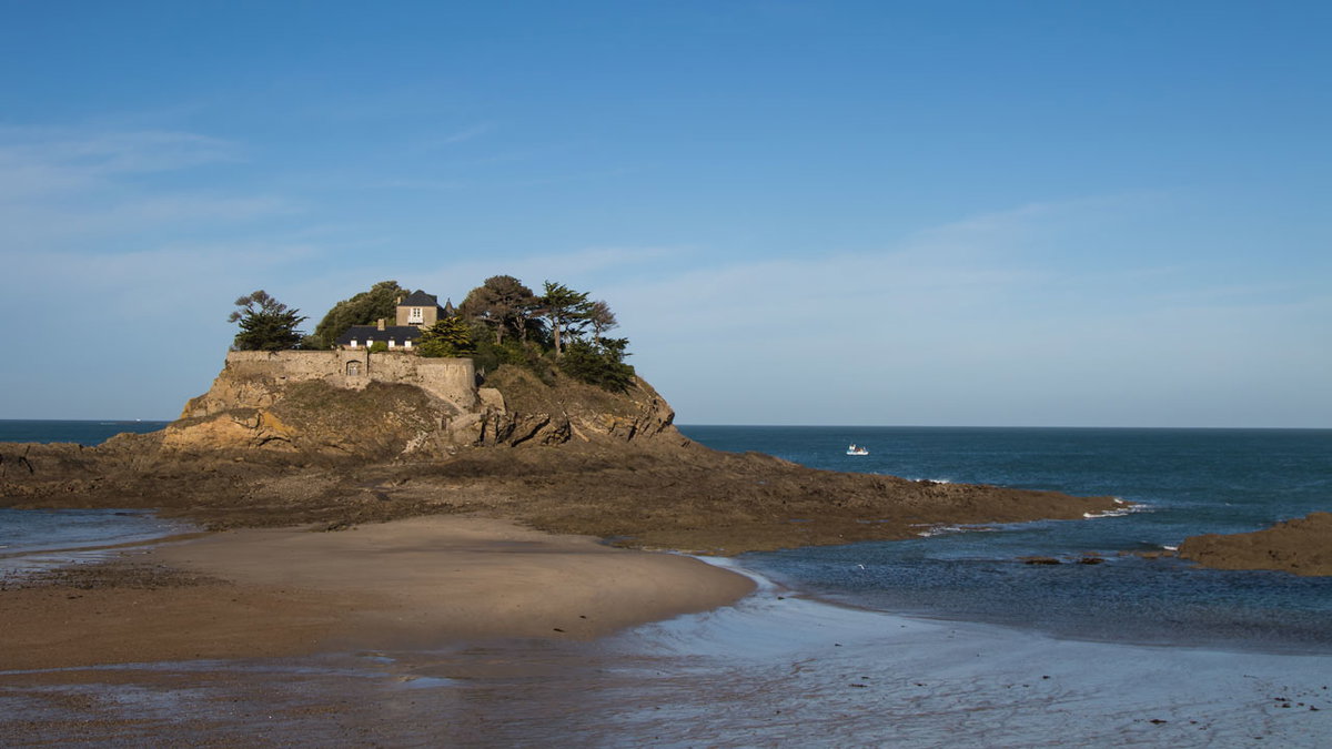 Eine kleine Insel an der Nordkueste der Bretagne in Frankreich