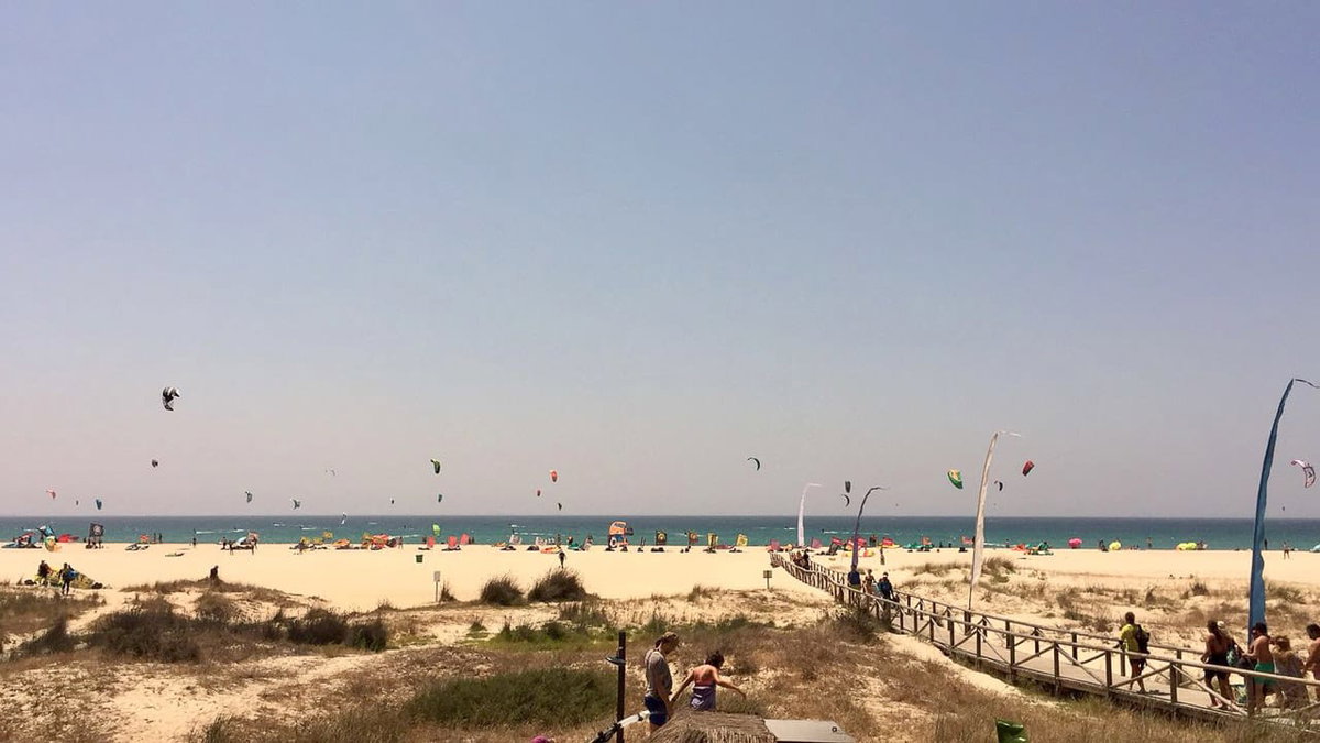 Blick auf den Strand und die Surfer in Andalusien (c) Hendrike Michel