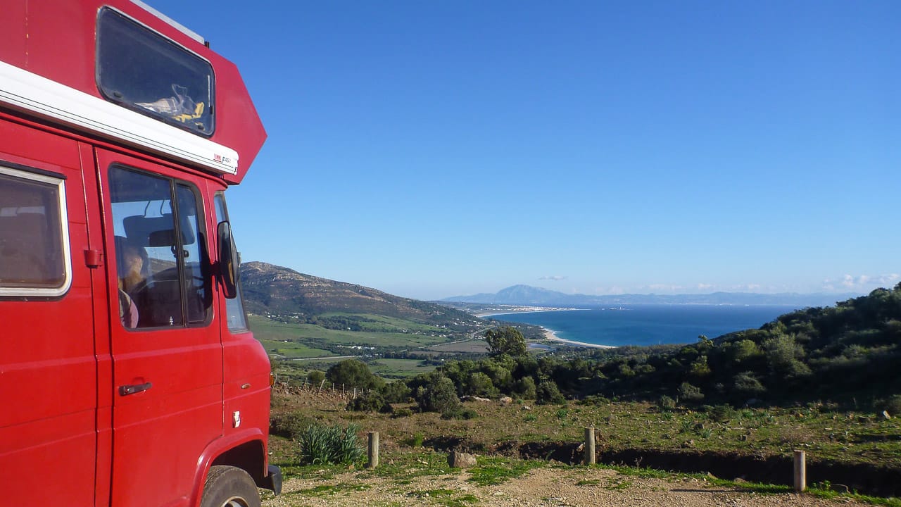 Tolle Aussicht mit einem Wohnmobil beim Camping in Spanien