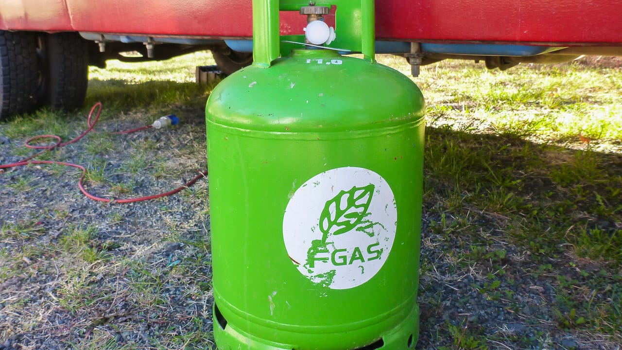 Eine der Gasflaschen in Griechenland zum Tauschen oder Fuellen