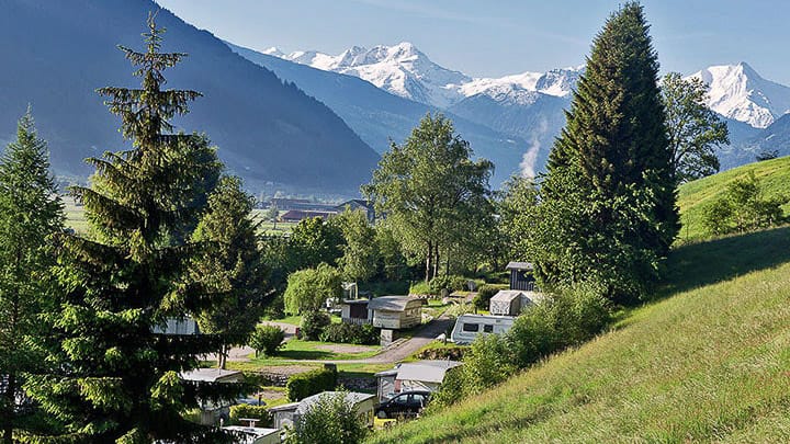 Tolle Bergkulisse beim Wintercamping auf dem Campingplatz Hell