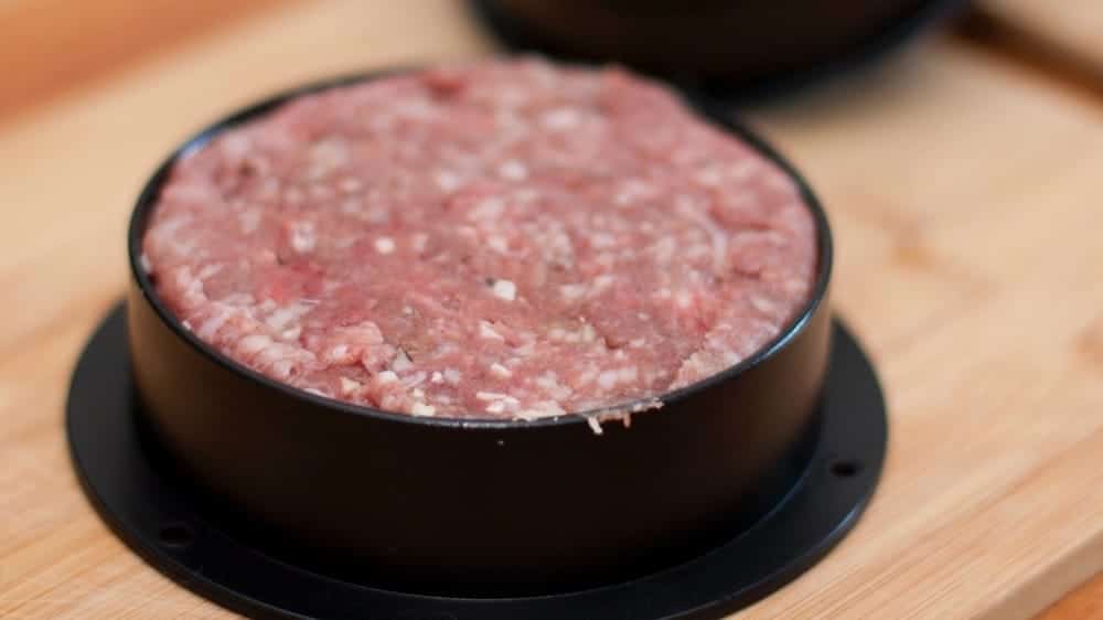 Zubereitung eines Burgers in einer Burgerpresse (c)L&P Onlinehandel