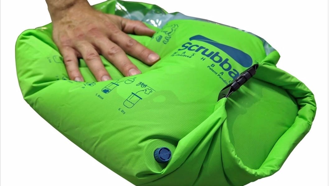 Die Handwaschmaschine Scrubba ist ein praktisches Camping Gadget (c)www.thescrubba.com