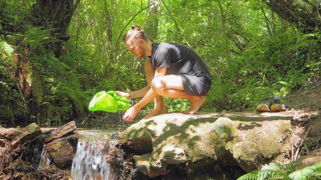 Ein Mann gebraucht die Scrubba Handwaschmaschine (C)www.thescrubba.com