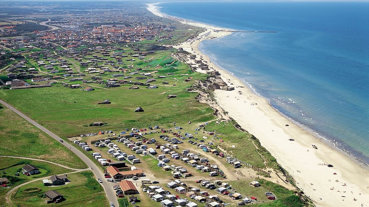 Blick auf den Loekken Campingplatz am Meer (c)Loeken Camping