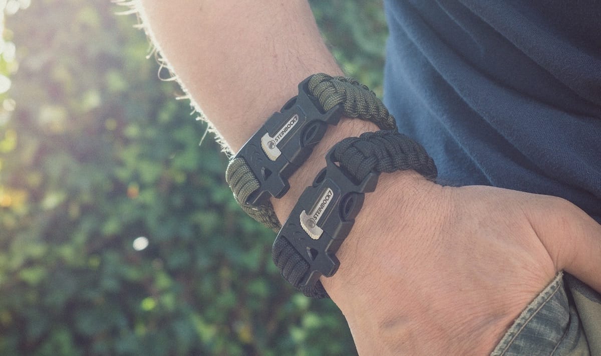 Zwei Paracord Armbaender an einem Handgelenk (c)Lila Rakete Onlineshop