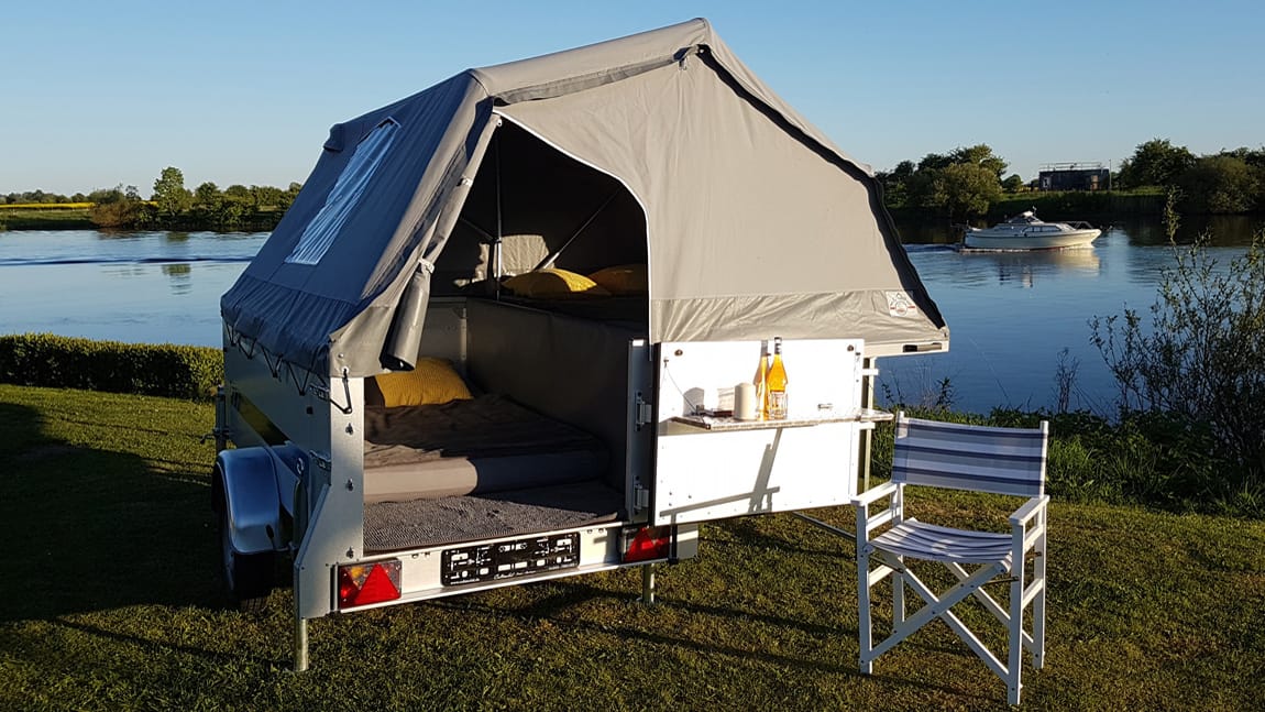 Der ausgeklappte Faltcaravan von Cultmobil (c)Cultmobil