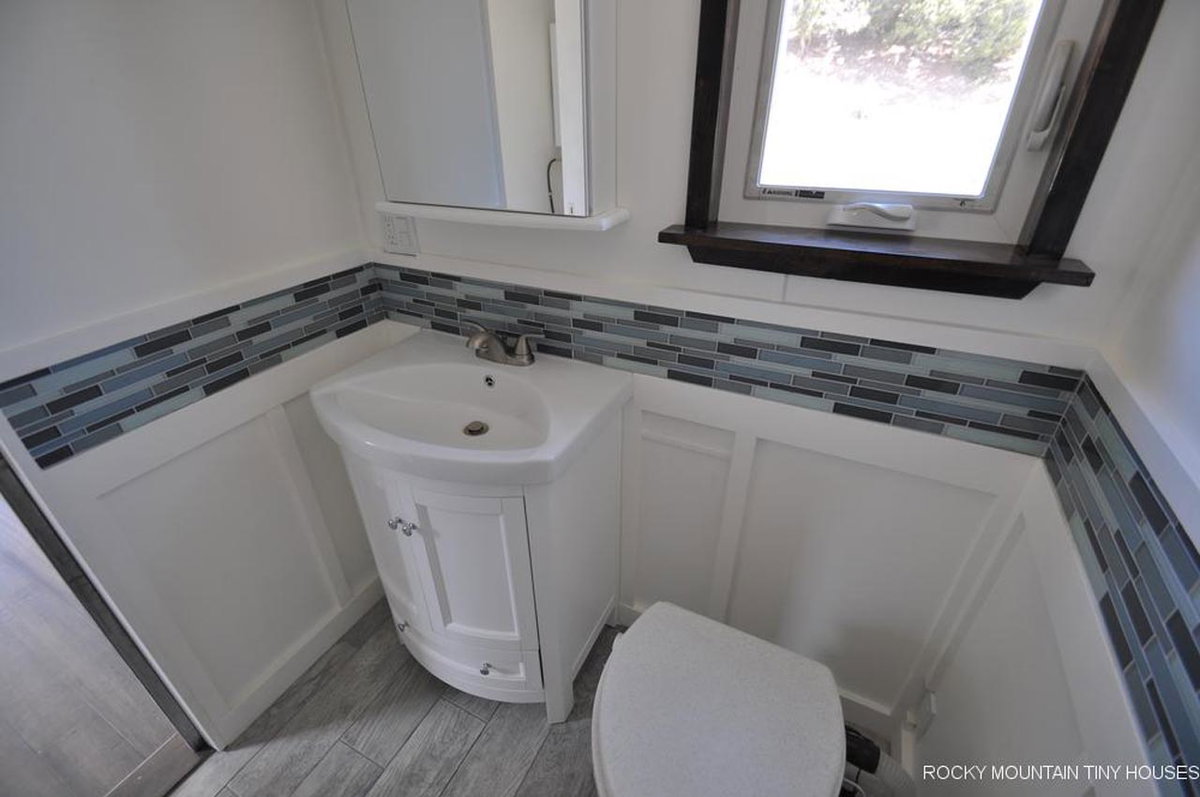 Das Badezimmer - recht groß für ein Tiny Home