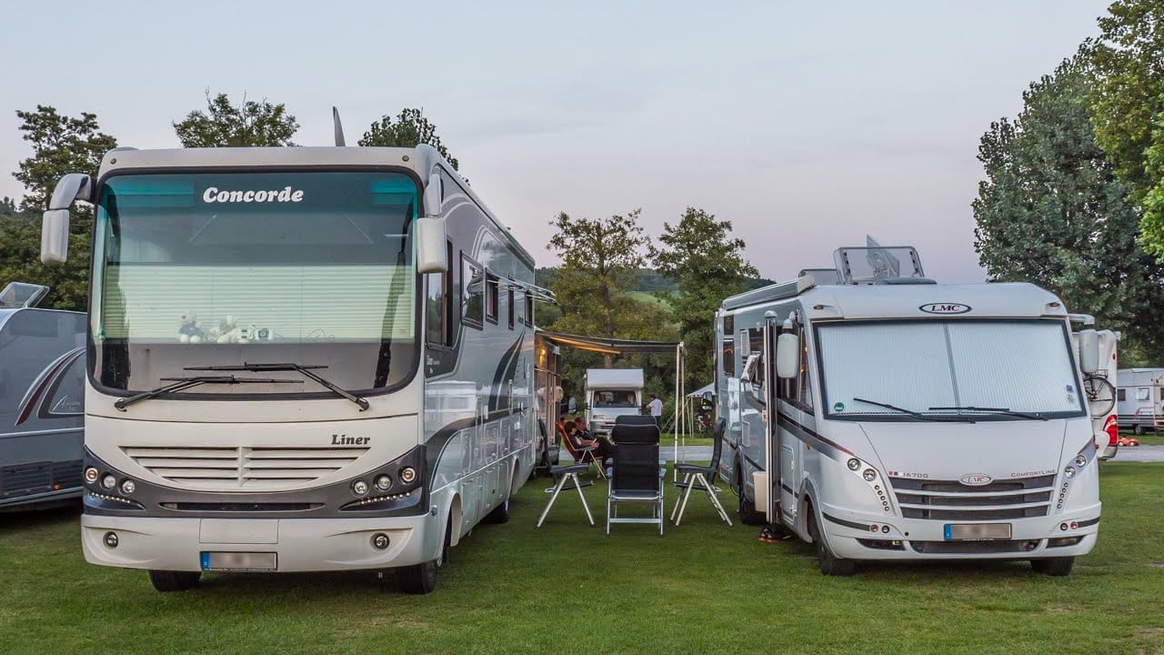 Wohnmobil neben einem Reisemobil