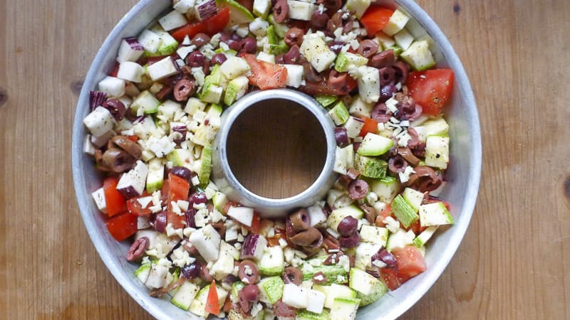 Campingrezept eines Auflaufs und Kuchens aus dem Omnia
