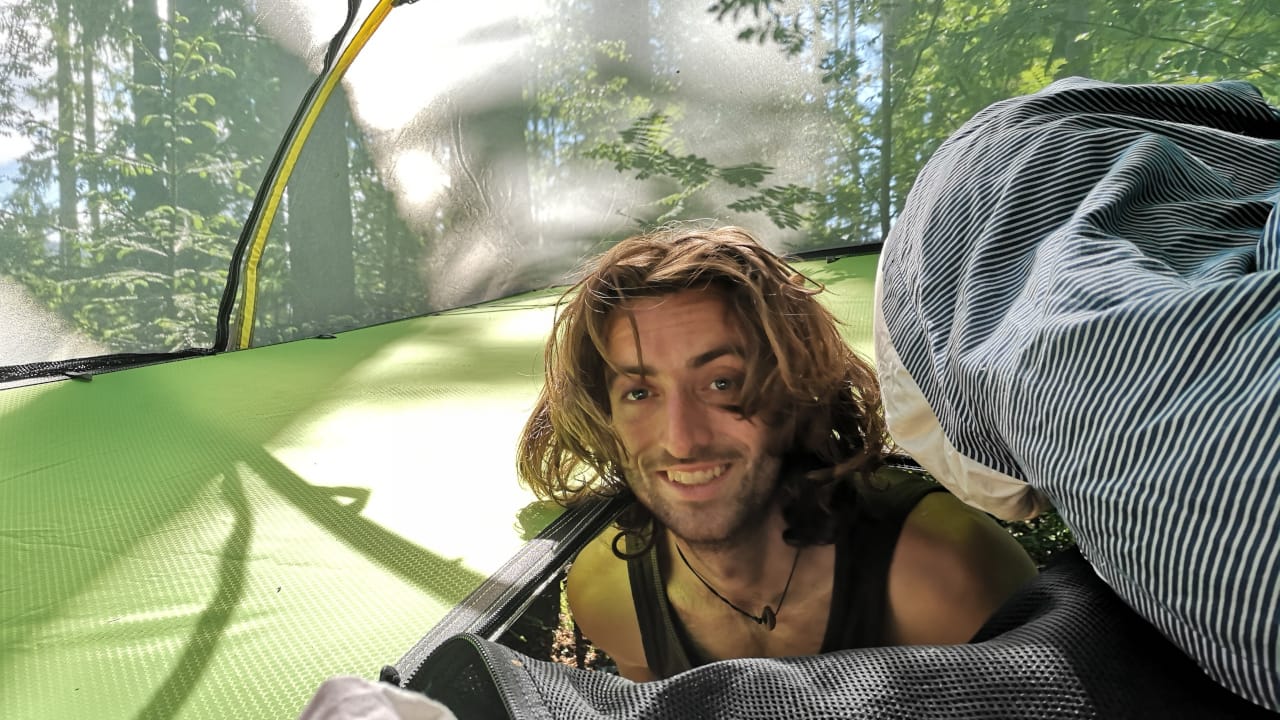 Mann in einem Baumzelt