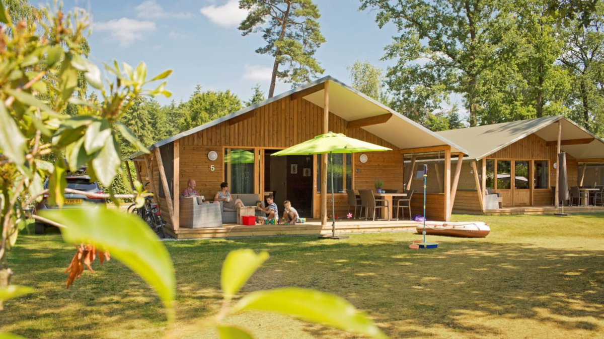 Eine der Ferienunterkünfte auf dem 5 Sterne Camping de kleine Wolf