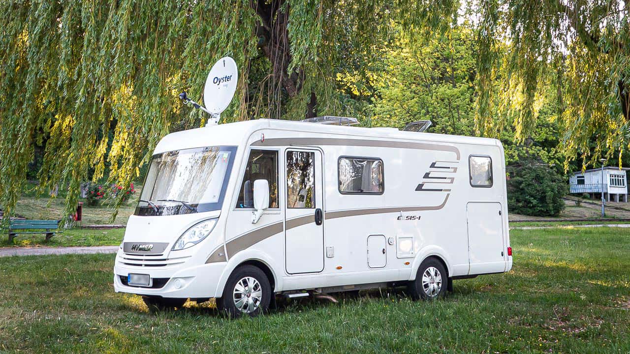 Kolumne Satellitenschüssel beim Camping
