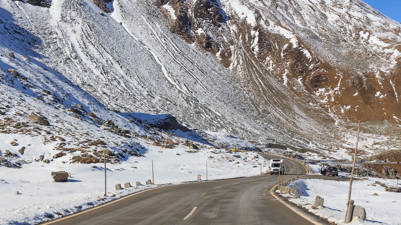 Avusturya'da trafik kuralları: hız, yüksek görünürlüklü yelekler ve kampçılar için özel özellikler