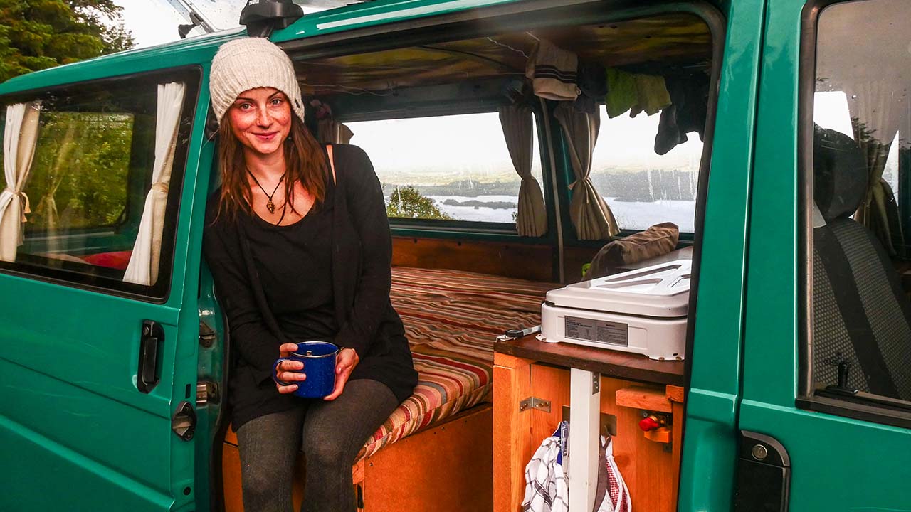 Sarah vom Team Tuckerbus in ihrem VW Bus