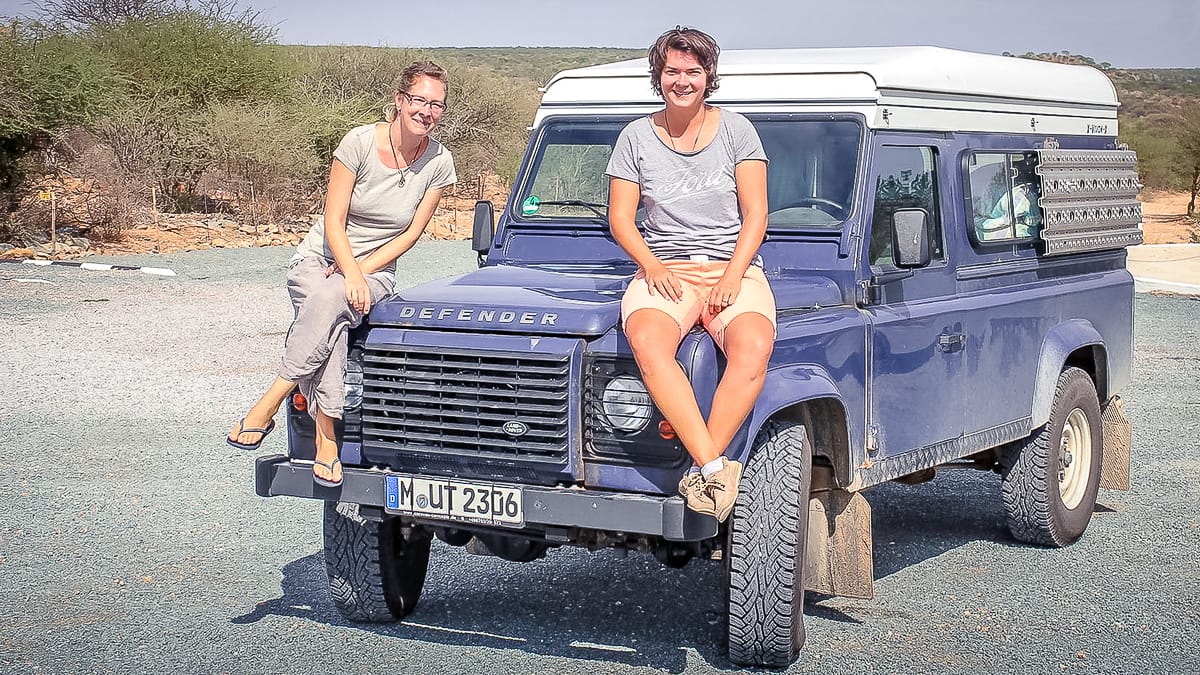 Team von Giraffe 13 mit dem Landrover durch Afrika