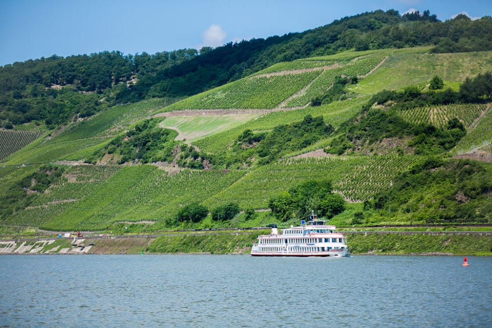 Schifffahrt auf dem Rhein beim Camping am Mittelrhein
