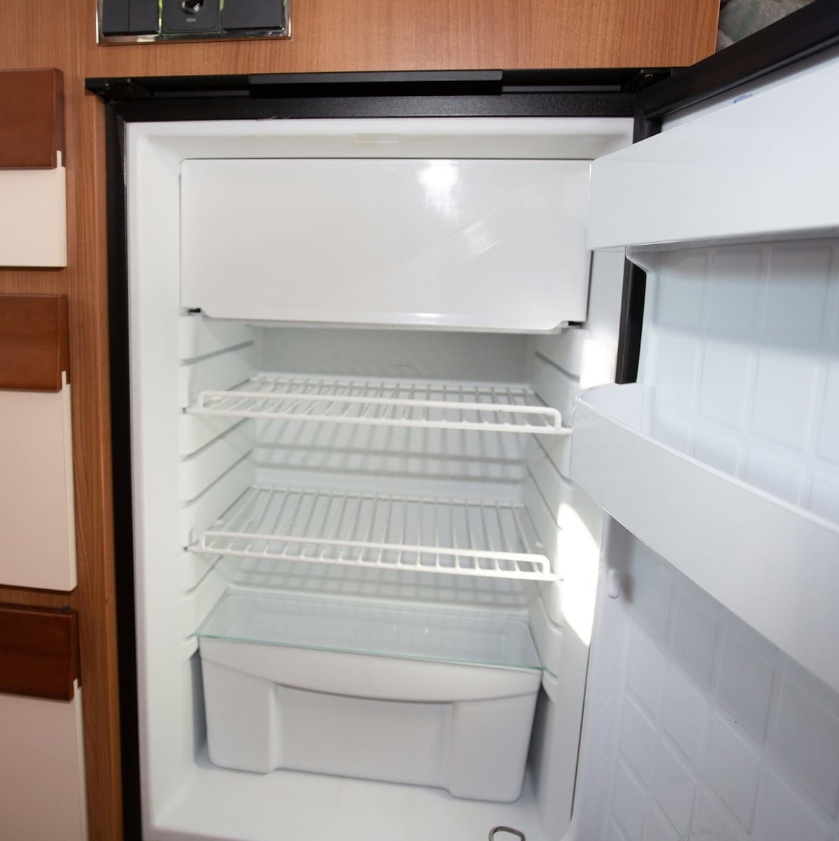 Kühlschrank mit Absorbertechnologie für Wohnwagen oder Wohnmobil