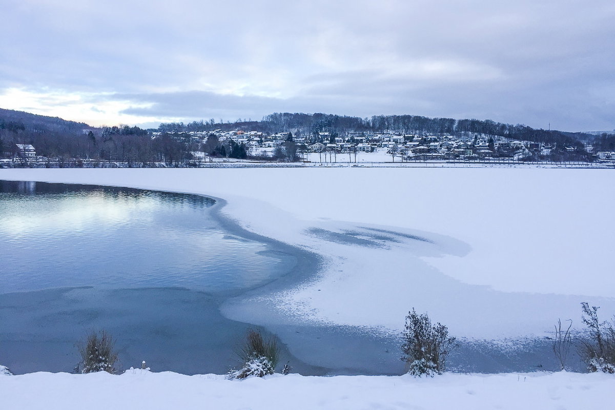 Wintercamping im Schnee am See