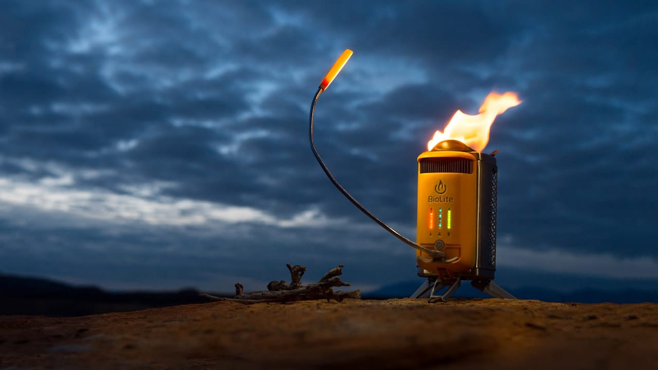 Mit dem BioLite CampStove mit Holz kochen und grillen