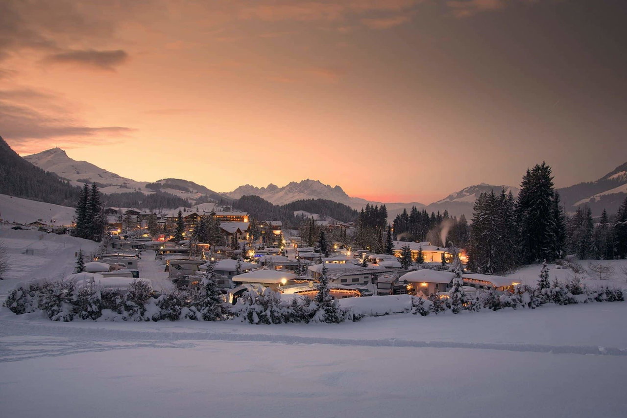 Wintercamping - hier: Das Tirol Camp Fieberbrunn im Schnee