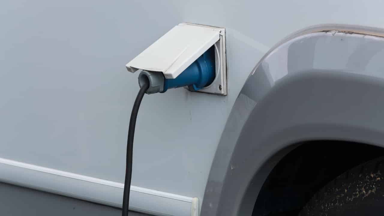 Beim Anschluss deines Fahrzeugs an die Stromversorgung ist besondere Vorsicht geboten.