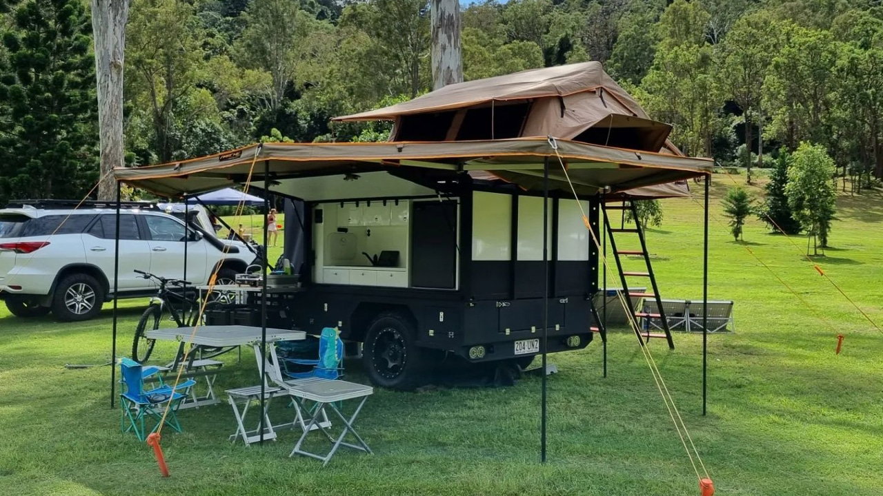 Mit Dachzelt und Markise ausgestattet, ist der Camp Cube bereit für die Campingreise.
